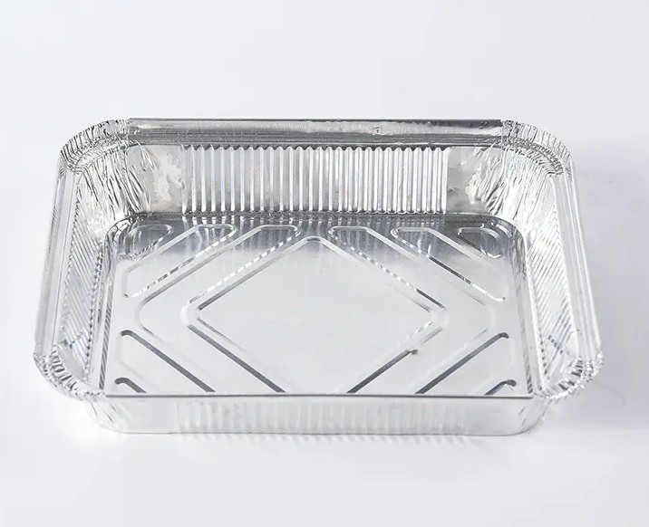 Skúmanie rôznych veľkostí a tvarov hliníkových fóliových nádob na potraviny